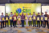 Corporate Secretary Pertamina Patra Niaga, Roberth MV Dumatubun (keempat dari kiri), berfoto bersama jajaran penerima penghargaan lainnya dalam ajang INVESTORTRUST CSR Awards 2026 yang berlangsung di Jakarta, Kamis (27/8). Penghargaan Impact Commitment Awards ini diraih atas konsistensi perusahaan dalam menghadirkan program CSR berkelanjutan dan aksi kemanusiaan tanggap bencana yang berdampak nyata bagi masyarakat Indonesia. (FOTO : Dok. Pertamina)
