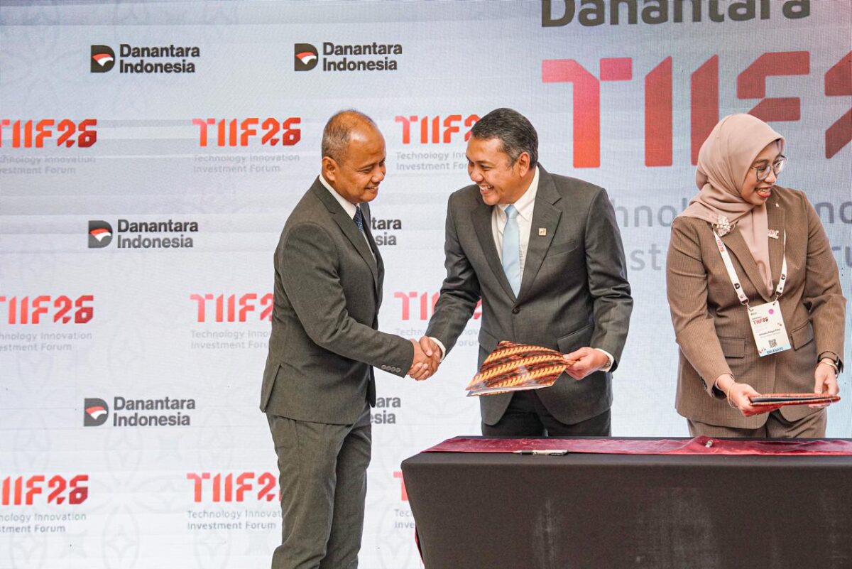 Direktur Pemasaran Retail Pertamina Patra Niaga, Eko Ricky (tengah), berjabat tangan dengan direksi BUMN mitra usai penandatanganan Nota Kesepakatan (MoU) di Jakarta, Selasa (27/10/2026). (FOTO : Dok. Pertamina)