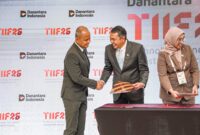 Direktur Pemasaran Retail Pertamina Patra Niaga, Eko Ricky (tengah), berjabat tangan dengan direksi BUMN mitra usai penandatanganan Nota Kesepakatan (MoU) di Jakarta, Selasa (27/10/2026). (FOTO : Dok. Pertamina)