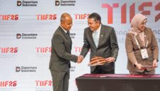 Direktur Pemasaran Retail Pertamina Patra Niaga, Eko Ricky (tengah), berjabat tangan dengan direksi BUMN mitra usai penandatanganan Nota Kesepakatan (MoU) di Jakarta, Selasa (27/10/2026). (FOTO : Dok. Pertamina)