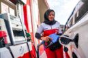 KEANDALAN ENERGI LEBARAN: Seorang petugas SPBU Pertamina sedang melayani pengisian BBM berkualitas kepada pelanggan. Selama periode Satgas Ramadan dan Idulfitri 2026, Pertamina Patra Niaga menyiagakan 2.074 SPBU 24 jam untuk memastikan kelancaran mobilitas masyarakat yang tercatat meningkat signifikan, terutama untuk konsumsi Pertamax Series. (FOTO : Dok.Istimewa/WKI)