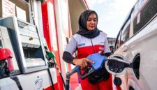 KEANDALAN ENERGI LEBARAN: Seorang petugas SPBU Pertamina sedang melayani pengisian BBM berkualitas kepada pelanggan. Selama periode Satgas Ramadan dan Idulfitri 2026, Pertamina Patra Niaga menyiagakan 2.074 SPBU 24 jam untuk memastikan kelancaran mobilitas masyarakat yang tercatat meningkat signifikan, terutama untuk konsumsi Pertamax Series. (FOTO : Dok.Istimewa/WKI)