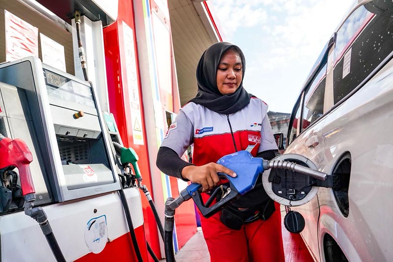 KEANDALAN ENERGI LEBARAN: Seorang petugas SPBU Pertamina sedang melayani pengisian BBM berkualitas kepada pelanggan. Selama periode Satgas Ramadan dan Idulfitri 2026, Pertamina Patra Niaga menyiagakan 2.074 SPBU 24 jam untuk memastikan kelancaran mobilitas masyarakat yang tercatat meningkat signifikan, terutama untuk konsumsi Pertamax Series. (FOTO : Dok.Istimewa/WKI)
