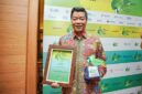  Corporate Secretary PT Pertamina Patra Niaga, Roberth MV Dumatubun, menunjukkan piagam penghargaan dan trofi yang berhasil diraih dalam ajang The Best Corporate Emission Reduction Transparency Awards 2026 di Jakarta. (FOTO : Dok. Pertamina Patra Niaga)