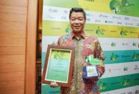  Corporate Secretary PT Pertamina Patra Niaga, Roberth MV Dumatubun, menunjukkan piagam penghargaan dan trofi yang berhasil diraih dalam ajang The Best Corporate Emission Reduction Transparency Awards 2026 di Jakarta. (FOTO : Dok. Pertamina Patra Niaga)