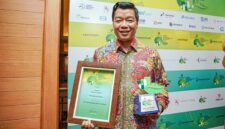  Corporate Secretary PT Pertamina Patra Niaga, Roberth MV Dumatubun, menunjukkan piagam penghargaan dan trofi yang berhasil diraih dalam ajang The Best Corporate Emission Reduction Transparency Awards 2026 di Jakarta. (FOTO : Dok. Pertamina Patra Niaga)