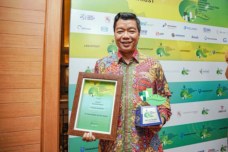  Corporate Secretary PT Pertamina Patra Niaga, Roberth MV Dumatubun, menunjukkan piagam penghargaan dan trofi yang berhasil diraih dalam ajang The Best Corporate Emission Reduction Transparency Awards 2026 di Jakarta. (FOTO : Dok. Pertamina Patra Niaga)