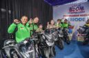 Senyum sumringah para mitra ojol penerima hadiah motor Yamaha Lexi 155 pada Program Berkah Ojek Online MyPertamina (BOOM) Periode 1 di Jakarta. Program nasional ini menyediakan total 100 unit motor hingga Oktober 2026 sebagai bentuk penghargaan atas loyalitas pengemudi ojol dalam menggunakan bahan bakar berkualitas dari Pertamina. (FOTO : Dok. Pertamina)