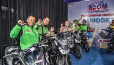Senyum sumringah para mitra ojol penerima hadiah motor Yamaha Lexi 155 pada Program Berkah Ojek Online MyPertamina (BOOM) Periode 1 di Jakarta. Program nasional ini menyediakan total 100 unit motor hingga Oktober 2026 sebagai bentuk penghargaan atas loyalitas pengemudi ojol dalam menggunakan bahan bakar berkualitas dari Pertamina. (FOTO : Dok. Pertamina)