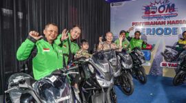 Senyum sumringah para mitra ojol penerima hadiah motor Yamaha Lexi 155 pada Program Berkah Ojek Online MyPertamina (BOOM) Periode 1 di Jakarta. Program nasional ini menyediakan total 100 unit motor hingga Oktober 2026 sebagai bentuk penghargaan atas loyalitas pengemudi ojol dalam menggunakan bahan bakar berkualitas dari Pertamina. (FOTO : Dok. Pertamina)