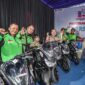 Senyum sumringah para mitra ojol penerima hadiah motor Yamaha Lexi 155 pada Program Berkah Ojek Online MyPertamina (BOOM) Periode 1 di Jakarta. Program nasional ini menyediakan total 100 unit motor hingga Oktober 2026 sebagai bentuk penghargaan atas loyalitas pengemudi ojol dalam menggunakan bahan bakar berkualitas dari Pertamina. (FOTO : Dok. Pertamina)