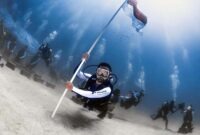 Jajaran penyelam andal Pertamina saat membentangkan Sang Saka Merah Putih di dasar laut Pantai Pulisan, Sulawesi Utara. Menggandeng PPN dan PIS, upacara bawah air yang khidmat ini menegaskan komitmen Pertamina Group dalam menjaga kelestarian ekosistem laut Coral Triangle sekaligus merayakan HUT ke-81 Kemerdekaan RI. (Foto: Dok. Pertamina)