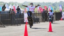 Seorang stunt rider menunjukkan kemampuan terbaiknya melalui aksi freestyle ekstrem pada pembukaan ajang Pertamax Turbo Drag Fest 2026 Putaran I di Lanud Gading, Wonosari, Yogyakarta.  (FOTO : Dok. Pertamina)