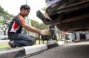 UJI EMISI GRATIS: Seorang petugas sedang melakukan pemeriksaan emisi gas buang kendaraan roda empat dalam program uji emisi gratis yang diselenggarakan oleh Pertamina Patra Niaga di salah satu SPBU di wilayah Jabodetabek, Senin (11/5). (FOTO : Dok. Pertamina)