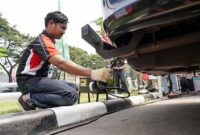 UJI EMISI GRATIS: Seorang petugas sedang melakukan pemeriksaan emisi gas buang kendaraan roda empat dalam program uji emisi gratis yang diselenggarakan oleh Pertamina Patra Niaga di salah satu SPBU di wilayah Jabodetabek, Senin (11/5). (FOTO : Dok. Pertamina)