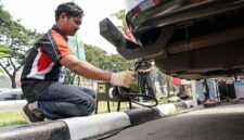 UJI EMISI GRATIS: Seorang petugas sedang melakukan pemeriksaan emisi gas buang kendaraan roda empat dalam program uji emisi gratis yang diselenggarakan oleh Pertamina Patra Niaga di salah satu SPBU di wilayah Jabodetabek, Senin (11/5). (FOTO : Dok. Pertamina)