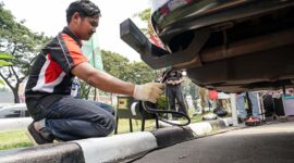 UJI EMISI GRATIS: Seorang petugas sedang melakukan pemeriksaan emisi gas buang kendaraan roda empat dalam program uji emisi gratis yang diselenggarakan oleh Pertamina Patra Niaga di salah satu SPBU di wilayah Jabodetabek, Senin (11/5). (FOTO : Dok. Pertamina)
