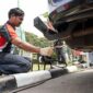 UJI EMISI GRATIS: Seorang petugas sedang melakukan pemeriksaan emisi gas buang kendaraan roda empat dalam program uji emisi gratis yang diselenggarakan oleh Pertamina Patra Niaga di salah satu SPBU di wilayah Jabodetabek, Senin (11/5). (FOTO : Dok. Pertamina)