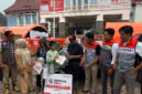 Bupati Solok, Jon Firman Pandu (tengah, topi hitam), didampingi perwakilan Pertamina Patra Niaga Regional Sumbagut, menyerahkan secara simbolis paket bantuan perlengkapan sekolah kepada perwakilan anak terdampak banjir bandang "Galodo" di Posko Batang Barus, Kabupaten Solok, Sumatera Barat, Oktober 2026. (FOTO : Dok. Pertamina)
