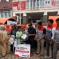 Bupati Solok, Jon Firman Pandu (tengah, topi hitam), didampingi perwakilan Pertamina Patra Niaga Regional Sumbagut, menyerahkan secara simbolis paket bantuan perlengkapan sekolah kepada perwakilan anak terdampak banjir bandang "Galodo" di Posko Batang Barus, Kabupaten Solok, Sumatera Barat, Oktober 2026. (FOTO : Dok. Pertamina)
