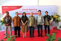 Jajaran manajemen PT Honda Prospect Motor (HPM) bersama perwakilan dealer berfoto bersama dalam acara peresmian (Grand Opening) dua jaringan dealer resmi terbaru di Sulawesi Selatan, yaitu Honda Sanggar Laut Gowa dan Honda Sanggar Laut Malili, Kamis (23/7/2026). (FOTO : Dok. Istimewa PT HPH)