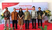 Jajaran manajemen PT Honda Prospect Motor (HPM) bersama perwakilan dealer berfoto bersama dalam acara peresmian (Grand Opening) dua jaringan dealer resmi terbaru di Sulawesi Selatan, yaitu Honda Sanggar Laut Gowa dan Honda Sanggar Laut Malili, Kamis (23/7/2026). (FOTO : Dok. Istimewa PT HPH)
