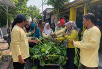 Sinergi untuk Negeri: Sejumlah warga dan kader lingkungan di Kelurahan Pagesangan, Surabaya, sedang memilah eceng gondok untuk diolah dalam program "Lentera Pagesangan". Inovasi sosial berbasis ekonomi sirkular hasil kolaborasi dengan Pertamina Patra Niaga IT Surabaya ini berhasil mengantarkan perusahaan meraih predikat PROPER Emas 2025. (FOTO : WKI)