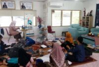 SEMANGAT KARTINI: Sejumlah pelaku UMKM perempuan tampak serius mengikuti pelatihan keterampilan di Rumah BUMN. Melalui program pembinaan ini, Pertamina berkomitmen memberdayakan perempuan Indonesia agar lebih mandiri secara ekonomi, inovatif, dan mampu membawa produk lokal menembus pasar global.  (FOTO : Dok Pertamina)