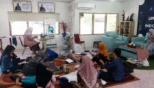 SEMANGAT KARTINI: Sejumlah pelaku UMKM perempuan tampak serius mengikuti pelatihan keterampilan di Rumah BUMN. Melalui program pembinaan ini, Pertamina berkomitmen memberdayakan perempuan Indonesia agar lebih mandiri secara ekonomi, inovatif, dan mampu membawa produk lokal menembus pasar global.  (FOTO : Dok Pertamina)