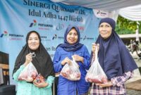 Kebahagiaan warga saat menerima paket daging kurban dalam program "Sinergi Qurban 2026" Pertamina Patra Niaga. Melalui momentum Iduladha 1447 H, Pertamina hadir langsung membawa manfaat nyata dan memperkokoh solidaritas dengan masyarakat di sekitar wilayah operasional perusahaan, Jakarta, Jum'at (29/5). (FOTO : Dok. Istimewa/Pertamina)