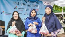 Kebahagiaan warga saat menerima paket daging kurban dalam program 