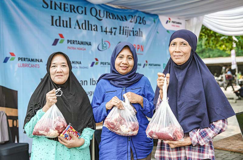 Kebahagiaan warga saat menerima paket daging kurban dalam program 