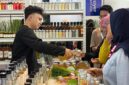 UJI RASA: Seorang pelaku UMKM binaan Pertamina menyajikan sampel produk minuman kesehatan kepada pengunjung dalam ajang Inabuyer B2B2G Expo 2026 di SMESCO, Jakarta. Kualitas produk yang inovatif menjadi kunci utama UMKM binaan masuk ke dalam rantai pasok nasional. (FOTO : Dok. Pertamina Patra Niaga)