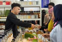 UJI RASA: Seorang pelaku UMKM binaan Pertamina menyajikan sampel produk minuman kesehatan kepada pengunjung dalam ajang Inabuyer B2B2G Expo 2026 di SMESCO, Jakarta. Kualitas produk yang inovatif menjadi kunci utama UMKM binaan masuk ke dalam rantai pasok nasional. (FOTO : Dok. Pertamina Patra Niaga)