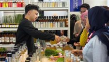 UJI RASA: Seorang pelaku UMKM binaan Pertamina menyajikan sampel produk minuman kesehatan kepada pengunjung dalam ajang Inabuyer B2B2G Expo 2026 di SMESCO, Jakarta. Kualitas produk yang inovatif menjadi kunci utama UMKM binaan masuk ke dalam rantai pasok nasional. (FOTO : Dok. Pertamina Patra Niaga)