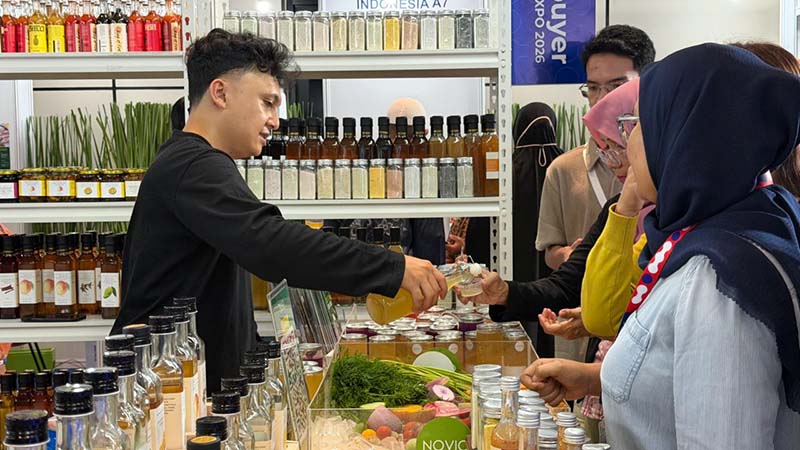 UJI RASA: Seorang pelaku UMKM binaan Pertamina menyajikan sampel produk minuman kesehatan kepada pengunjung dalam ajang Inabuyer B2B2G Expo 2026 di SMESCO, Jakarta. Kualitas produk yang inovatif menjadi kunci utama UMKM binaan masuk ke dalam rantai pasok nasional. (FOTO : Dok. Pertamina Patra Niaga)