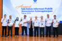 Kemnaker menyerahkan penghargaan kepada unit kerja berprestasi dalam Anugerah Tata Kelola Informasi Publik 2026 di Jakarta, Selasa (27/10/2026), sebagai apresiasi atas pengelolaan media sosial dan pelayanan keterbukaan informasi publik.
(FOTO: BIRO HUMAS KEMNAKER)