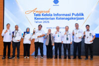 Kemnaker menyerahkan penghargaan kepada unit kerja berprestasi dalam Anugerah Tata Kelola Informasi Publik 2026 di Jakarta, Selasa (27/10/2026), sebagai apresiasi atas pengelolaan media sosial dan pelayanan keterbukaan informasi publik.
(FOTO: BIRO HUMAS KEMNAKER)