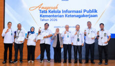 Kemnaker menyerahkan penghargaan kepada unit kerja berprestasi dalam Anugerah Tata Kelola Informasi Publik 2026 di Jakarta, Selasa (27/10/2026), sebagai apresiasi atas pengelolaan media sosial dan pelayanan keterbukaan informasi publik.
(FOTO: BIRO HUMAS KEMNAKER)