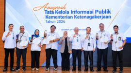 Kemnaker menyerahkan penghargaan kepada unit kerja berprestasi dalam Anugerah Tata Kelola Informasi Publik 2026 di Jakarta, Selasa (27/10/2026), sebagai apresiasi atas pengelolaan media sosial dan pelayanan keterbukaan informasi publik.
(FOTO: BIRO HUMAS KEMNAKER)