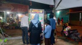 Anak-Anak dan orang Dewasa saat antri ingin memainkan Mesin Capit berhadiah Boneka di Jalan Kalimantan Tanjab Barat, Sabtu Malam (19/8/23). FOTO : LT