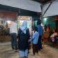 Anak-Anak dan orang Dewasa saat antri ingin memainkan Mesin Capit berhadiah Boneka di Jalan Kalimantan Tanjab Barat, Sabtu Malam (19/8/23). FOTO : LT