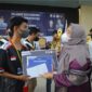 Bupati Muaro Jambi Hj. Masnah Busro Saat Menyerahkan hadiah Tropi kepada para juara Turnamen Game Mobile Legends Bupati Cup Milenial 2022, Minggu (15/05/22). FOTO : Noval