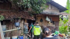 Anggota Kepolisian dari Sektor Kotabaru Jambi Mendatangi Rumah Korban. FOTO : Dhea.