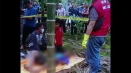 Tim Identifikasi dari Sat Reskrim Polres Tanjab Timur dan Polsek Geragai Melakukan Indetifikasi Jenazah Korban di TKD selanjutnya mayat tersebut dibawa ke Rumah Sakit Nurdi Hamzan. FOTO : Ist