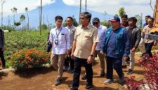 KUNJUNGAN KERJA: Menteri Ketenagakerjaan Yassierli (tengah) didampingi jajaran saat meninjau potensi lahan agroforestry di Desa Karamatwangi, Garut, Jawa Barat, Sabtu (9/5/2026). Kemnaker menyiapkan pelatihan terintegrasi bagi 500 warga setempat untuk mengoptimalkan potensi kopi, hortikultura, dan pariwisata guna memperluas peluang kerja di pedesaan. (FOTO : Dok. Biro Humas Kemenaker0