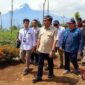 KUNJUNGAN KERJA: Menteri Ketenagakerjaan Yassierli (tengah) didampingi jajaran saat meninjau potensi lahan agroforestry di Desa Karamatwangi, Garut, Jawa Barat, Sabtu (9/5/2026). Kemnaker menyiapkan pelatihan terintegrasi bagi 500 warga setempat untuk mengoptimalkan potensi kopi, hortikultura, dan pariwisata guna memperluas peluang kerja di pedesaan. (FOTO : Dok. Biro Humas Kemenaker0