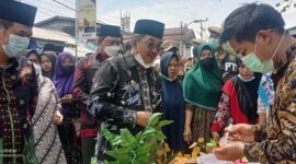 Didampingi Wabup Hairan dan Unsur Forkopimda, Bupati H Anwar Sadat menyicipi Kuliner yang dibagikan kepada Warga