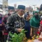 Didampingi Wabup Hairan dan Unsur Forkopimda, Bupati H Anwar Sadat menyicipi Kuliner yang dibagikan kepada Warga