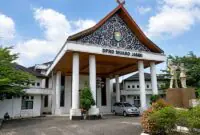 Gedung DPRD Kabupaten Muaro Jambi yang kini menjadi sorotan setelah BPK membongkar skandal reses fiktif senilai ratusan juta rupiah. Audit BPK menemukan oknum anggota dewan berinisial AA dari tetap menerima pencairan dana reses penuh sepanjang tahun 2025 meskipun sama sekali tidak melaksanakan kegiatan jaring aspirasi masyarakat tersebut. (FOTO : Dok. Istimewa Jambiseru)